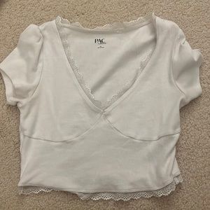 To big, white t-shirt with lace